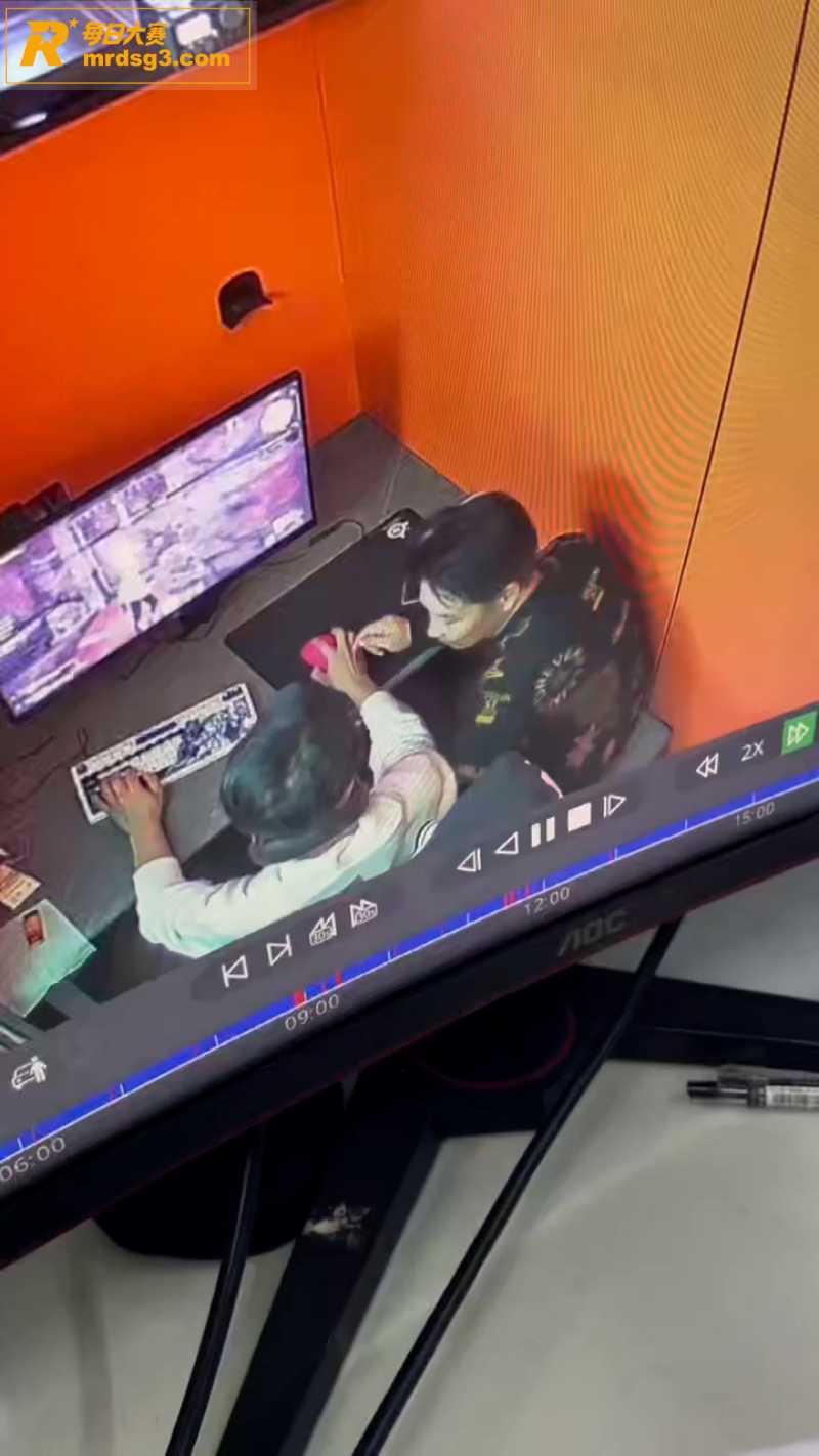 网吧监控偷拍 两位男相关图片1