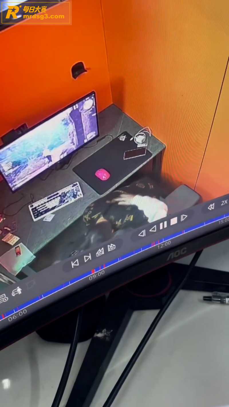 网吧监控偷拍 两位男相关图片2