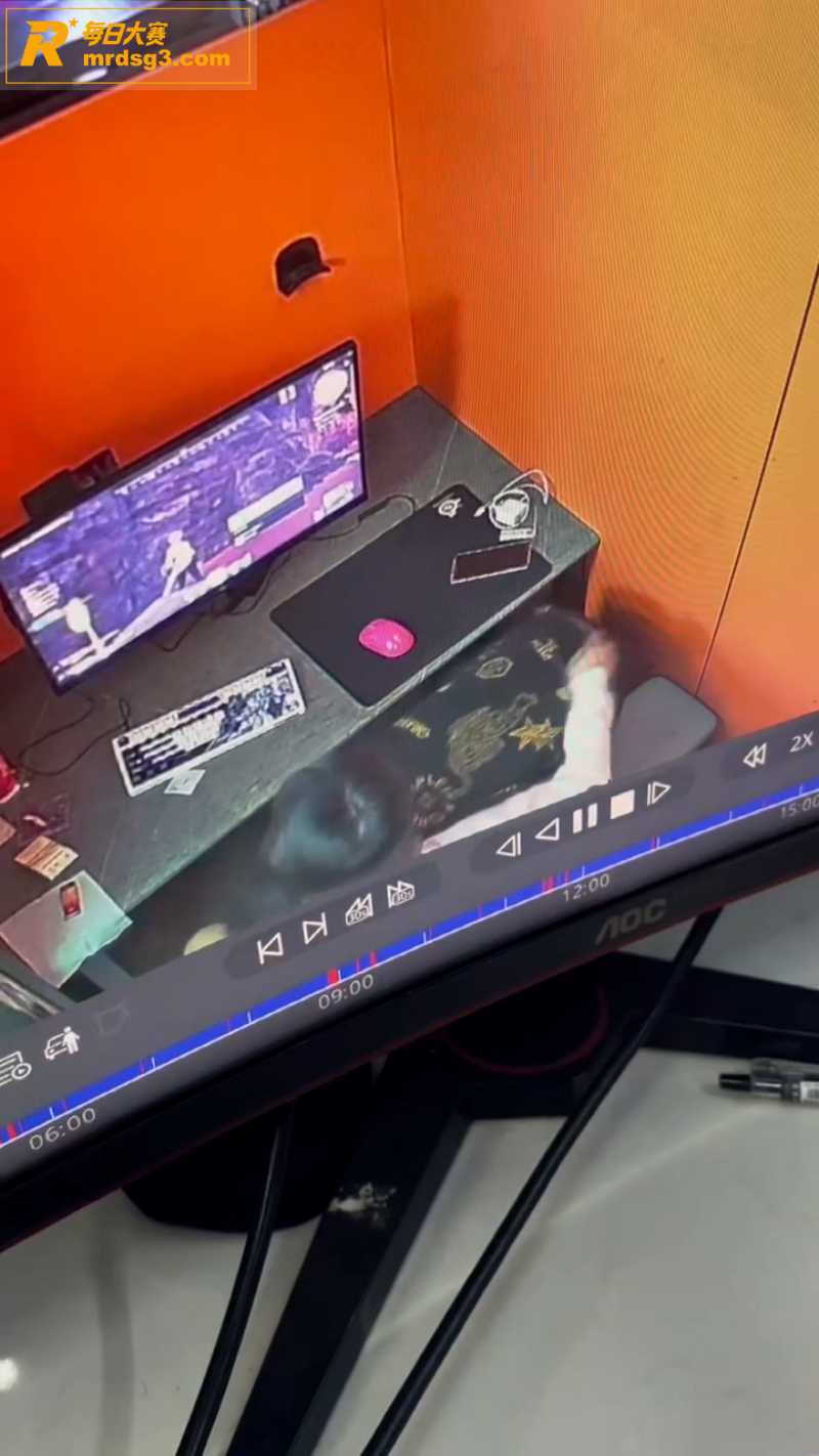网吧监控偷拍 两位男相关图片3