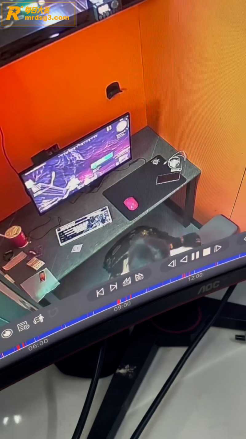 网吧监控偷拍 两位男相关图片4