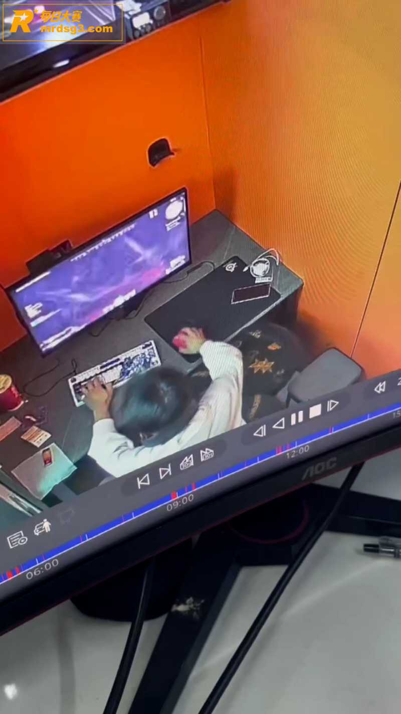网吧监控偷拍 两位男相关图片6