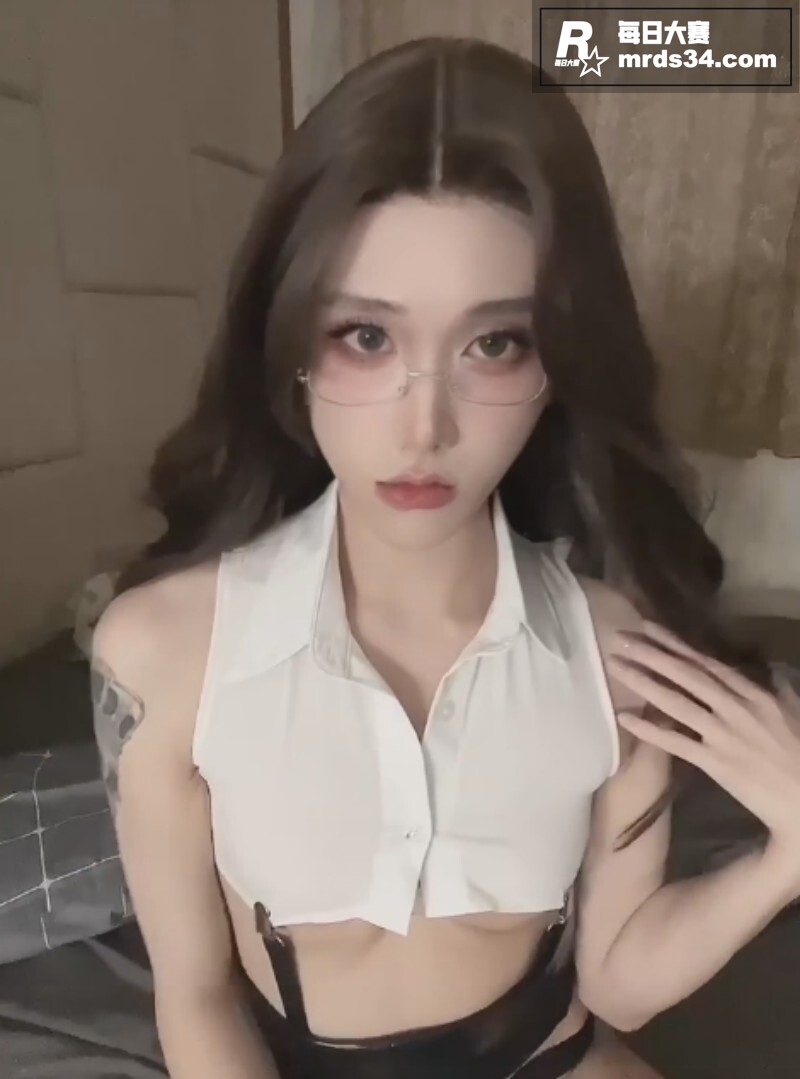 推特颜值炸裂极品人妖相关图片1