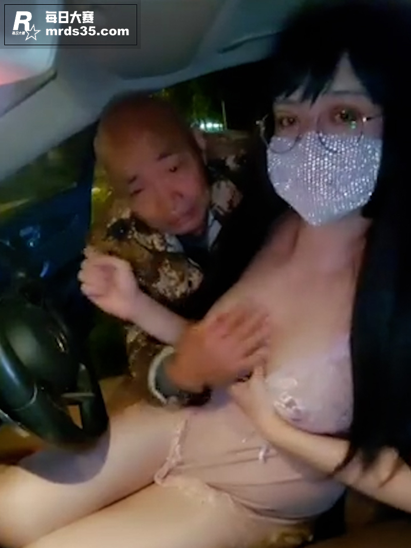大奶伪娘深夜路边勾引相关图片2
