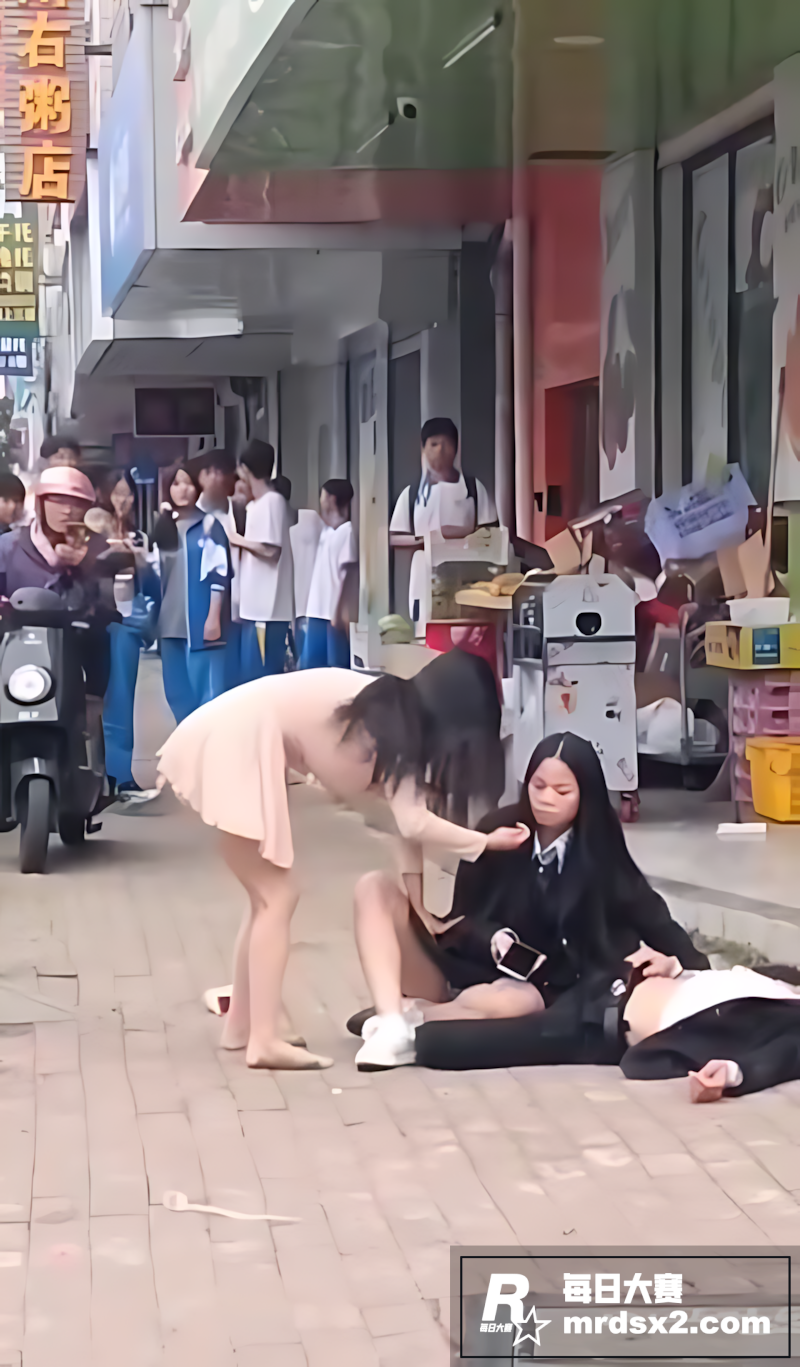 男子喝醉酒当街猥亵女相关图片1