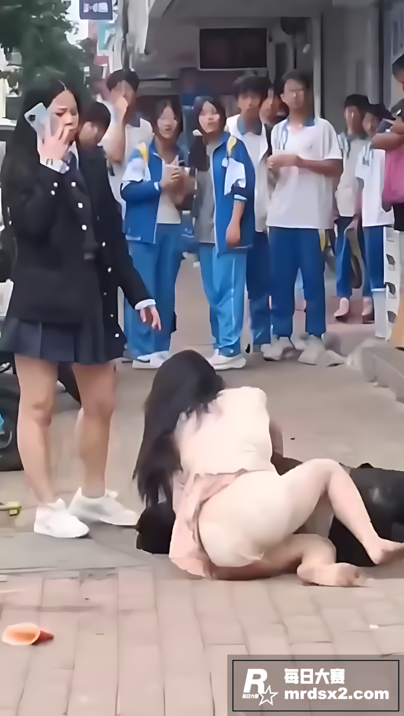 男子喝醉酒当街猥亵女相关图片3
