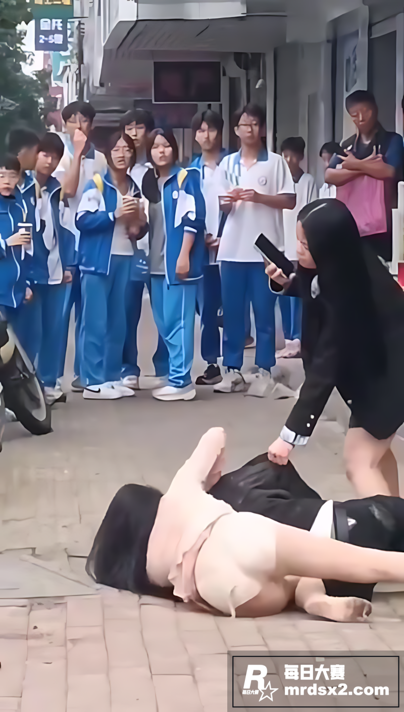 男子喝醉酒当街猥亵女相关图片4