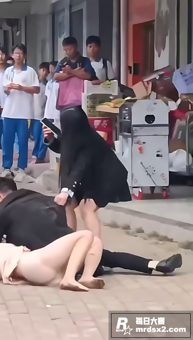 男子喝醉酒当街猥亵女相关图片5