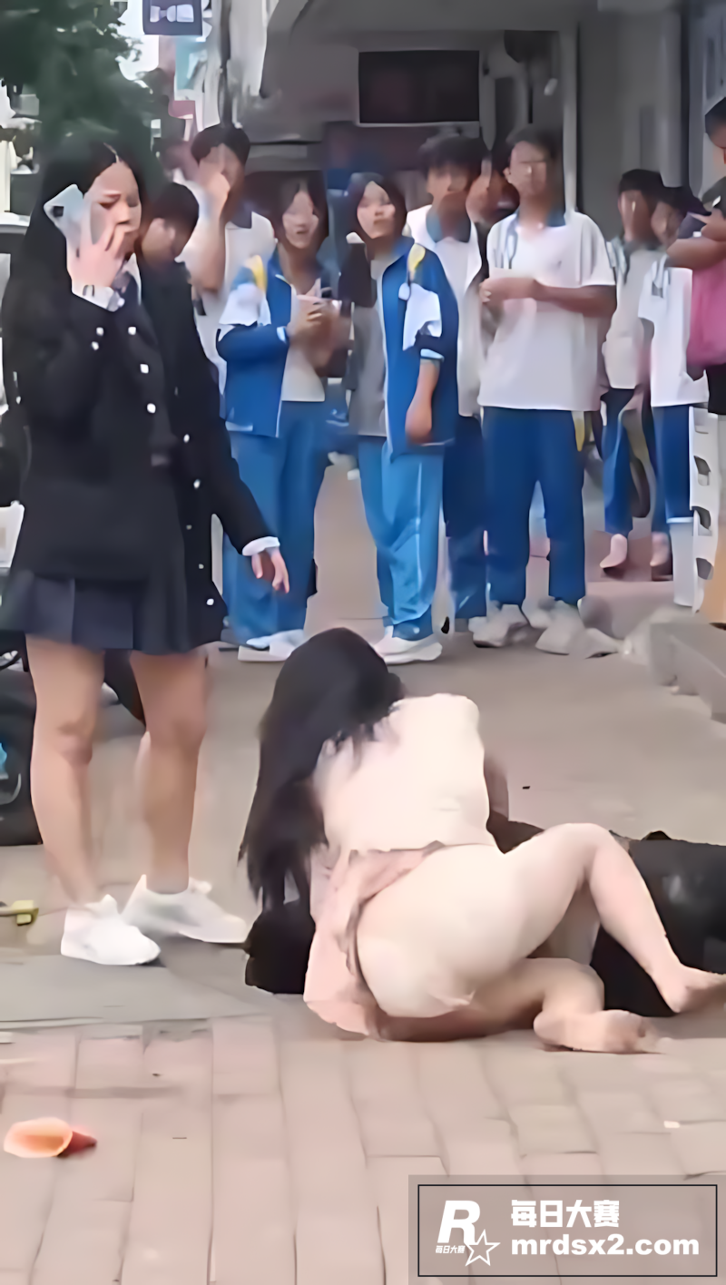 男子喝醉酒当街猥亵女相关图片8