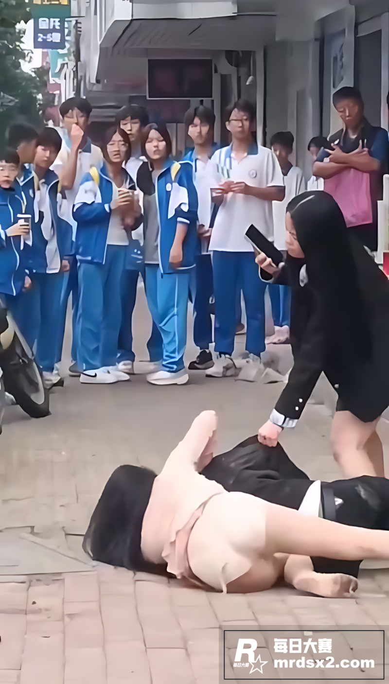男子喝醉酒当街猥亵女相关图片9