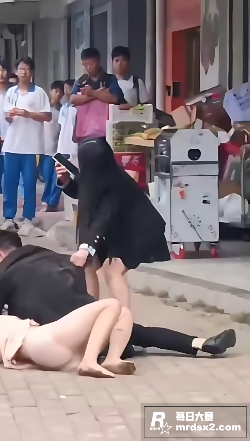 男子喝醉酒当街猥亵女相关图片10