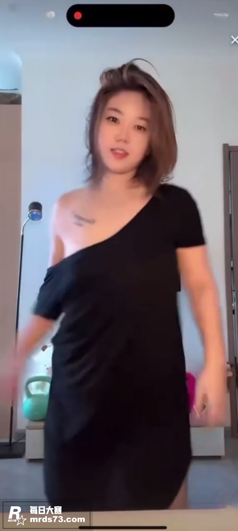 抖音快手网红闪现走光相关图片4