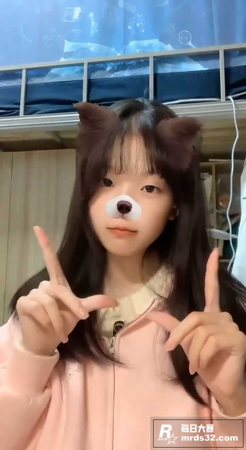 高颜值清纯女大 私拍相关图片2