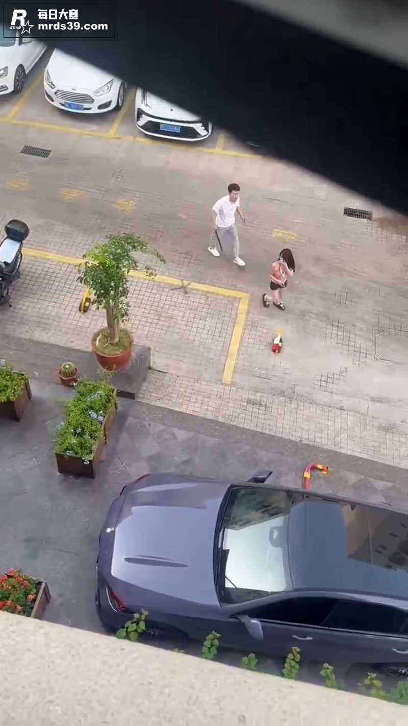 网传吃瓜 网友拍摄一相关图片1