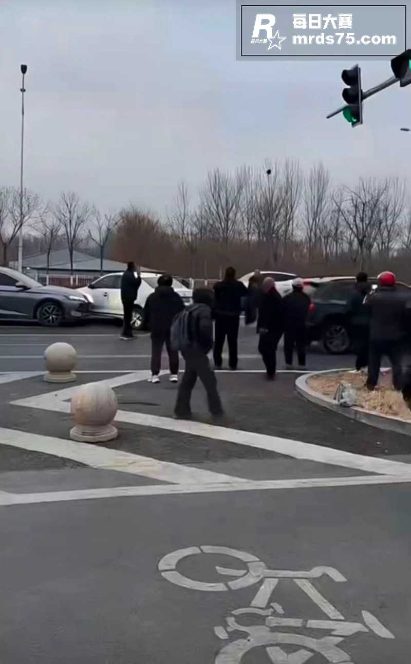 河北阿那亚斧头砍人事相关图片5