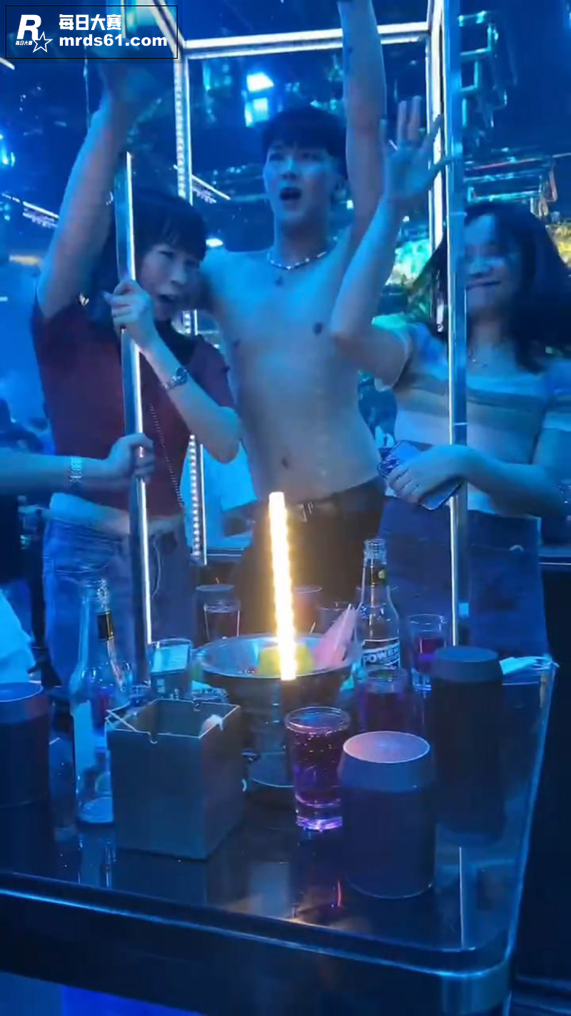 富婆和小仙女们的夜场相关图片3