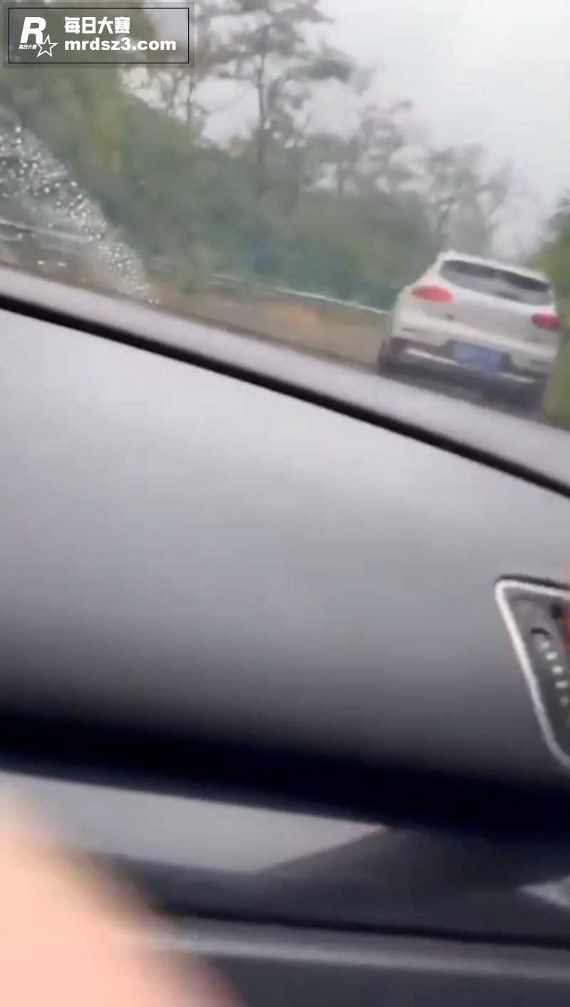 一对男女户外车震激情相关图片2