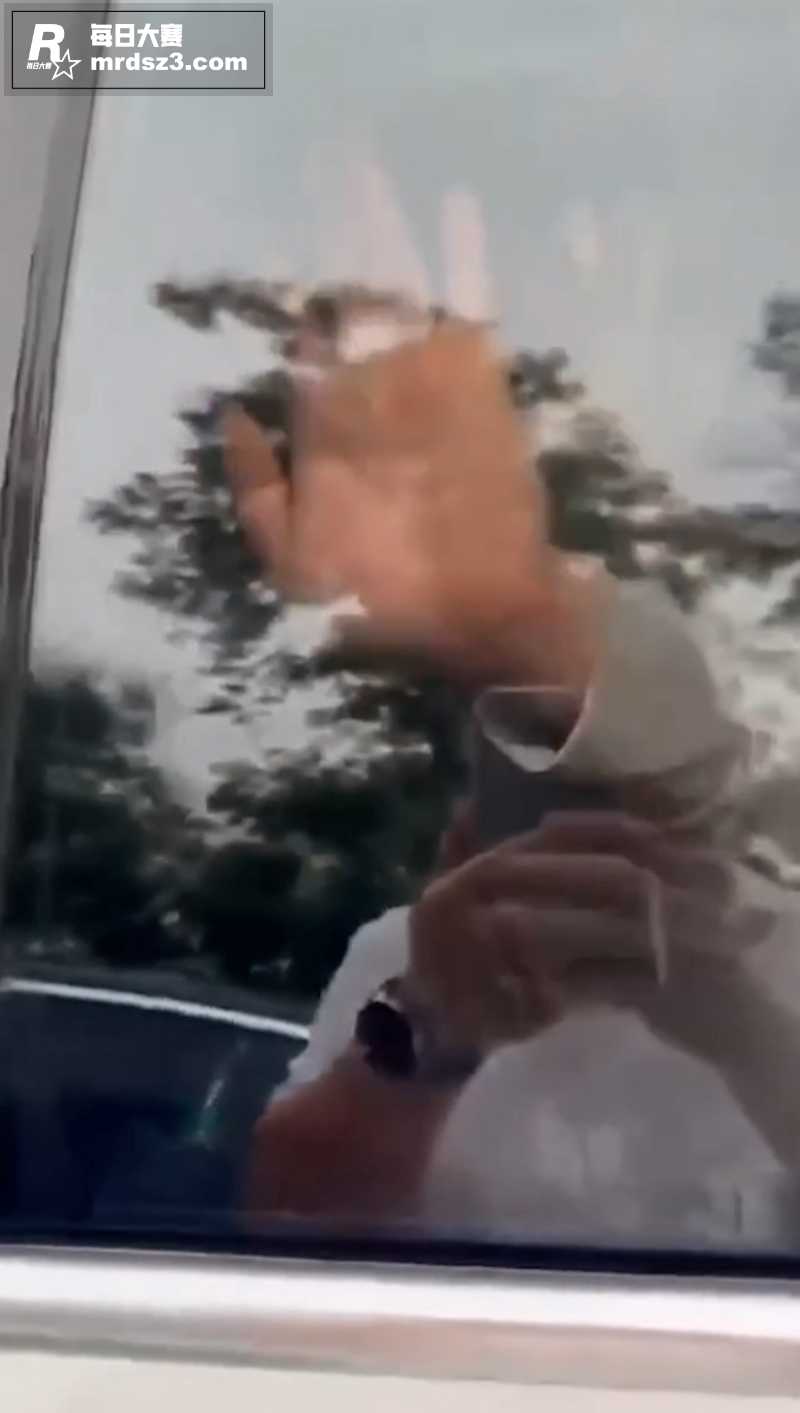 一对男女户外车震激情相关图片4