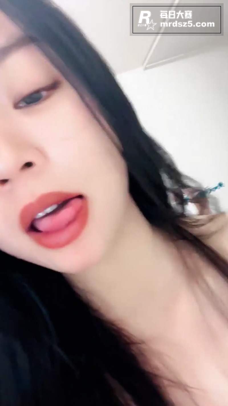 高颜值巨乳主播 椰椰相关图片1