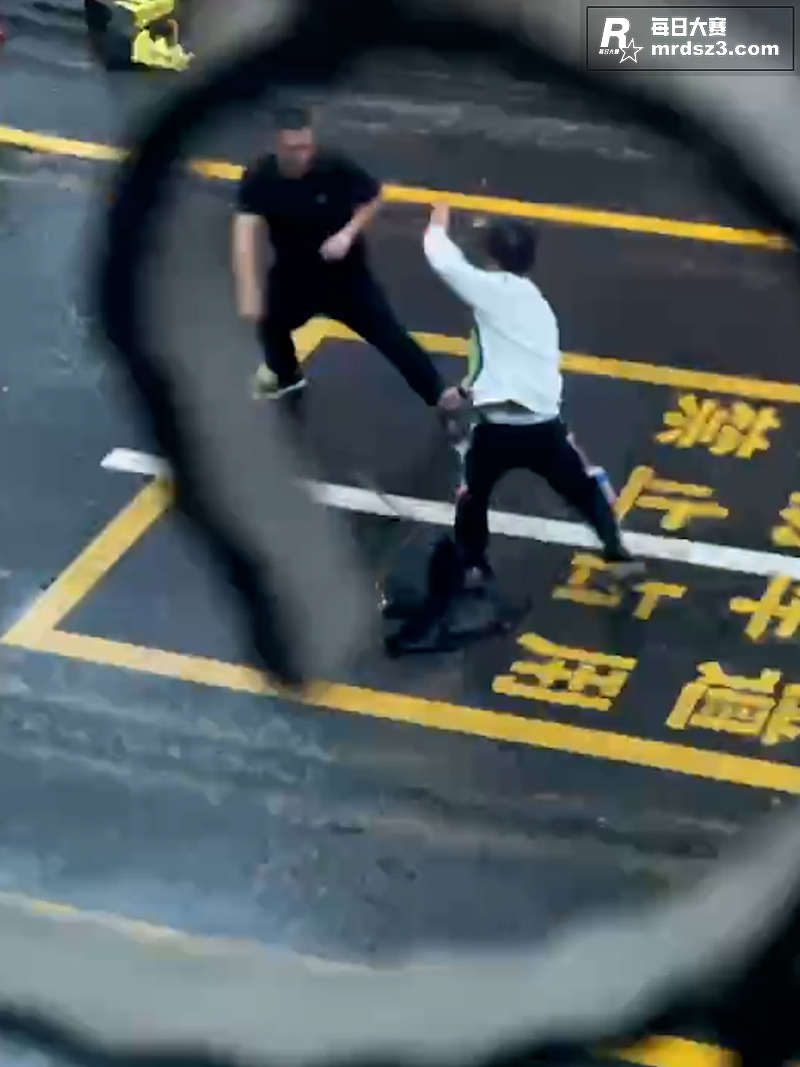 两男子街头对砍 劝架相关图片2