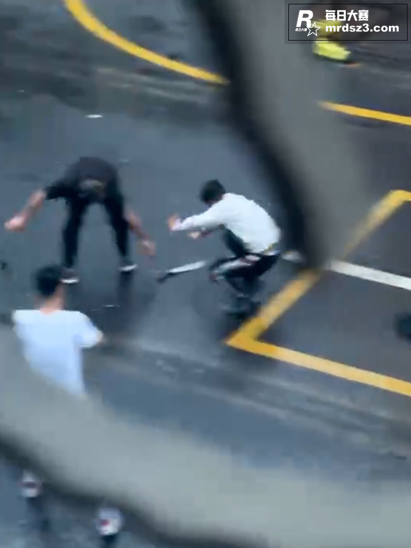 两男子街头对砍 劝架相关图片3
