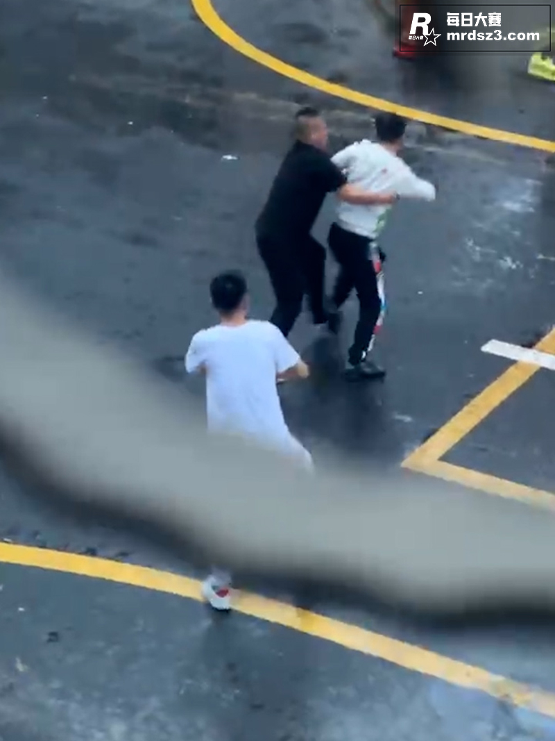 两男子街头对砍 劝架相关图片4