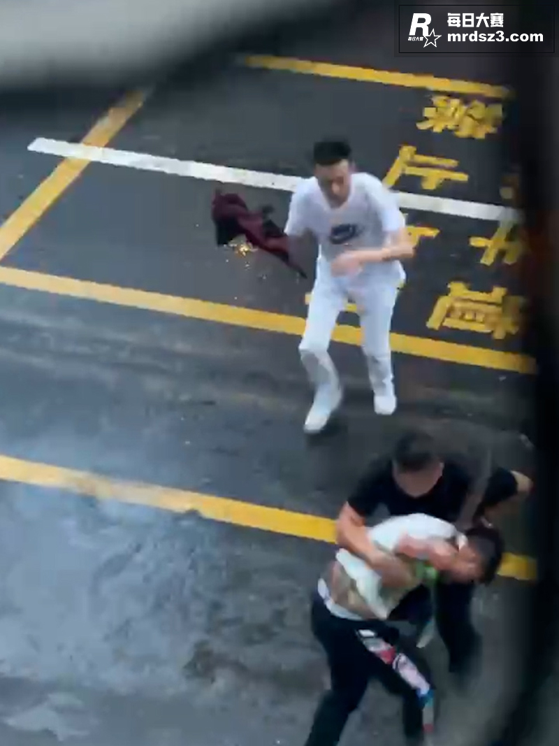 两男子街头对砍 劝架相关图片6