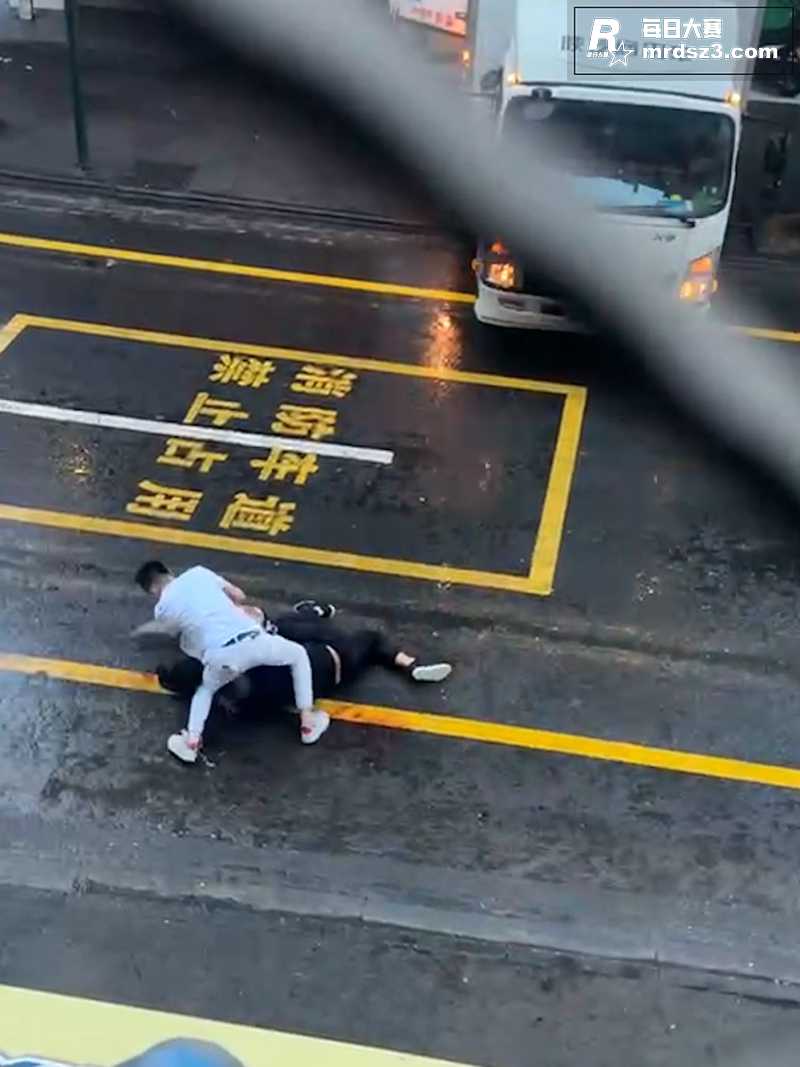两男子街头对砍 劝架相关图片7