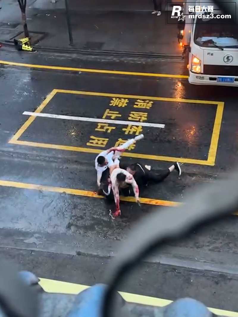 两男子街头对砍 劝架相关图片8