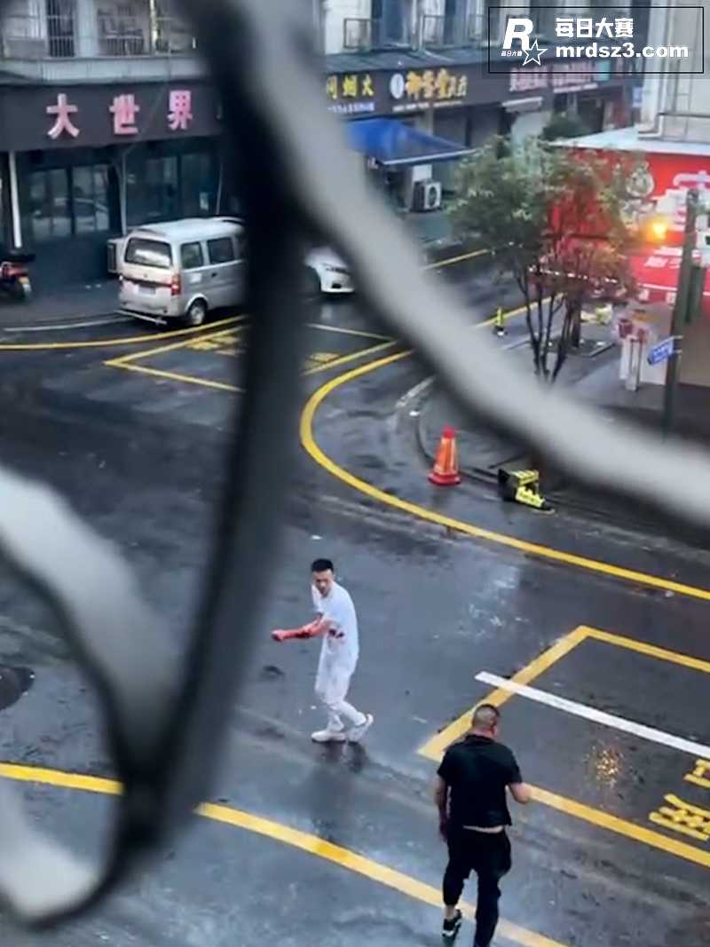 两男子街头对砍 劝架相关图片9
