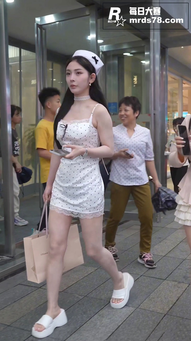 街头偷拍网红美女 袁相关图片3