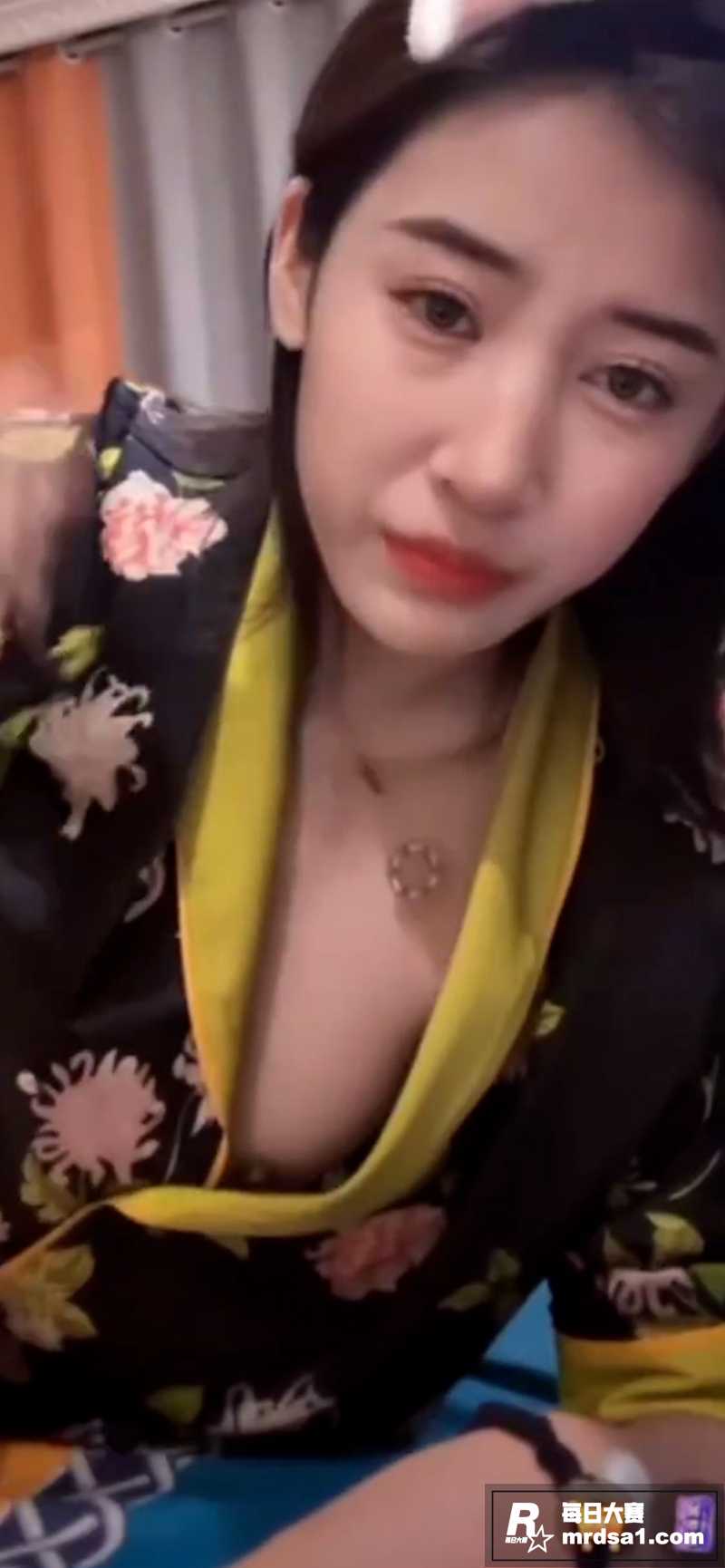 抖音高颜值网红走光合相关图片7