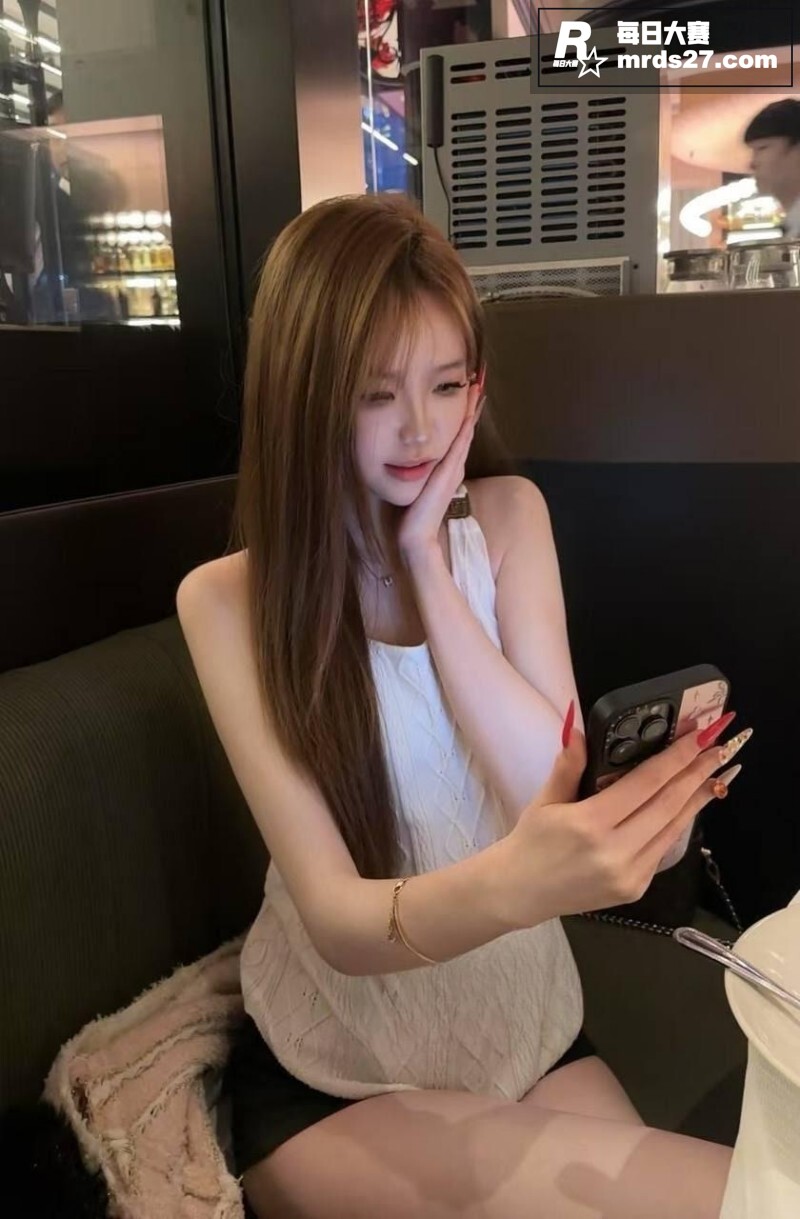 广东20岁高颜值嫩妹相关图片4