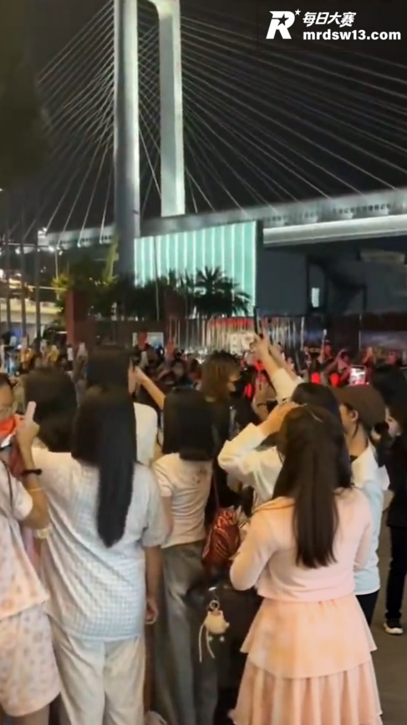 抖音直播深夜时代峰峻相关图片1 抖音直播深夜时代峰峻相关图片1