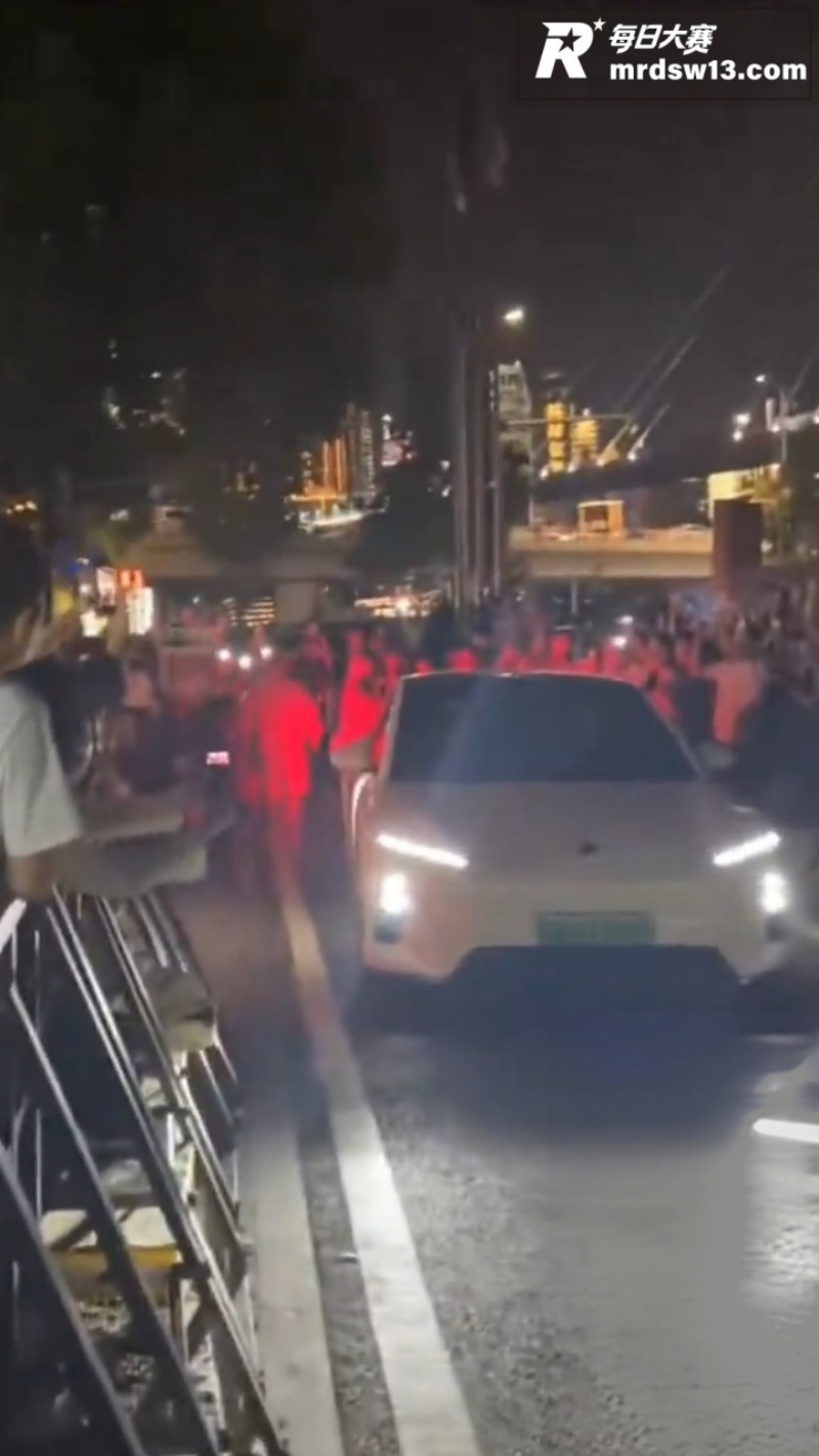 抖音直播深夜时代峰峻相关图片3 抖音直播深夜时代峰峻相关图片3