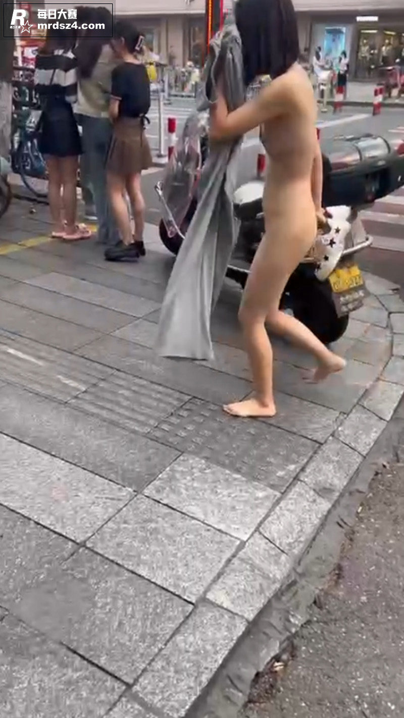 少女当街和男友吵架 相关图片3