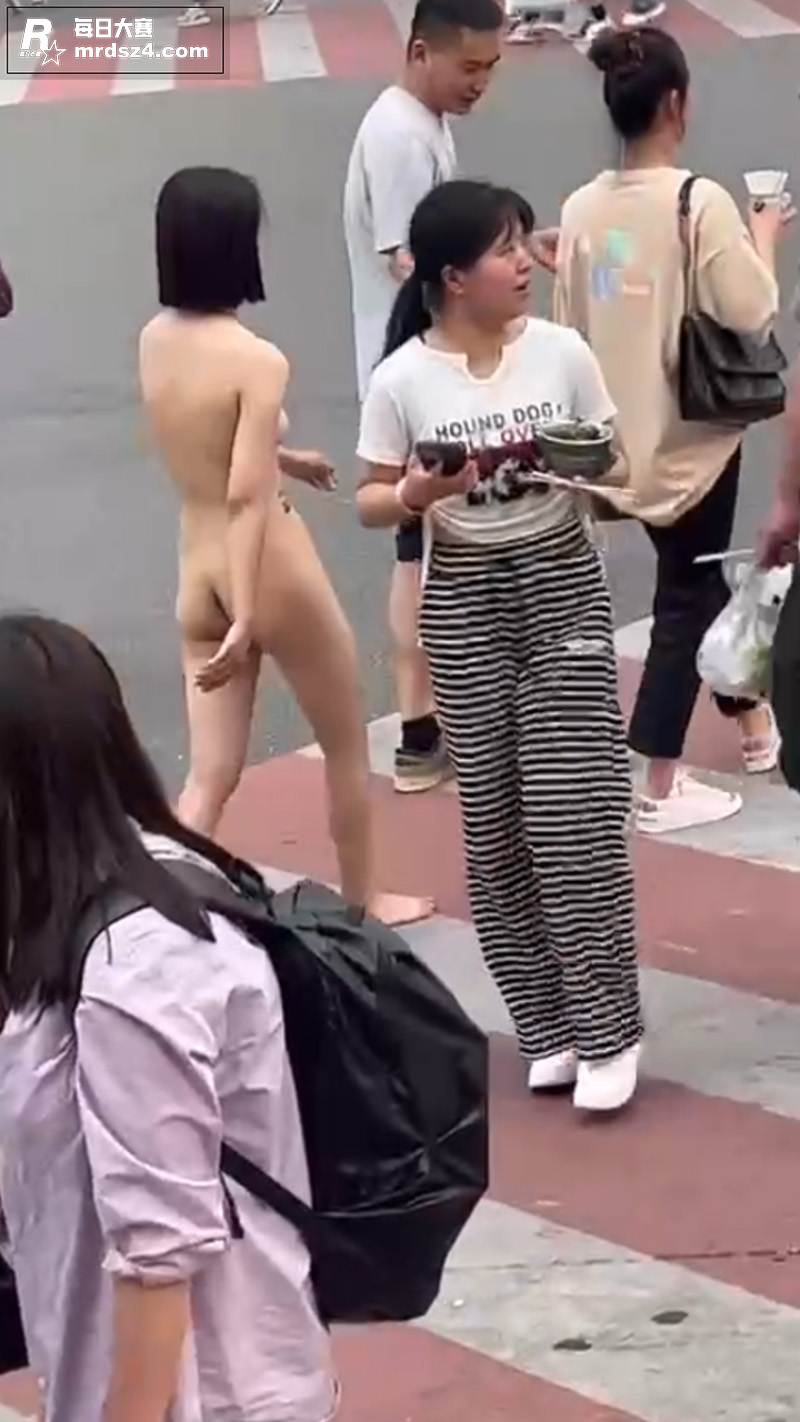 少女当街和男友吵架 相关图片4
