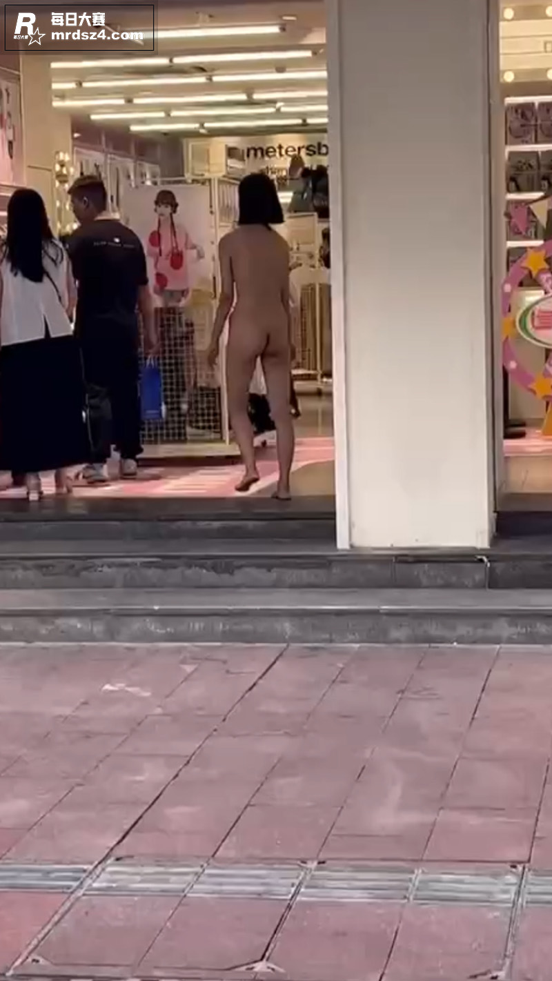 少女当街和男友吵架 相关图片5
