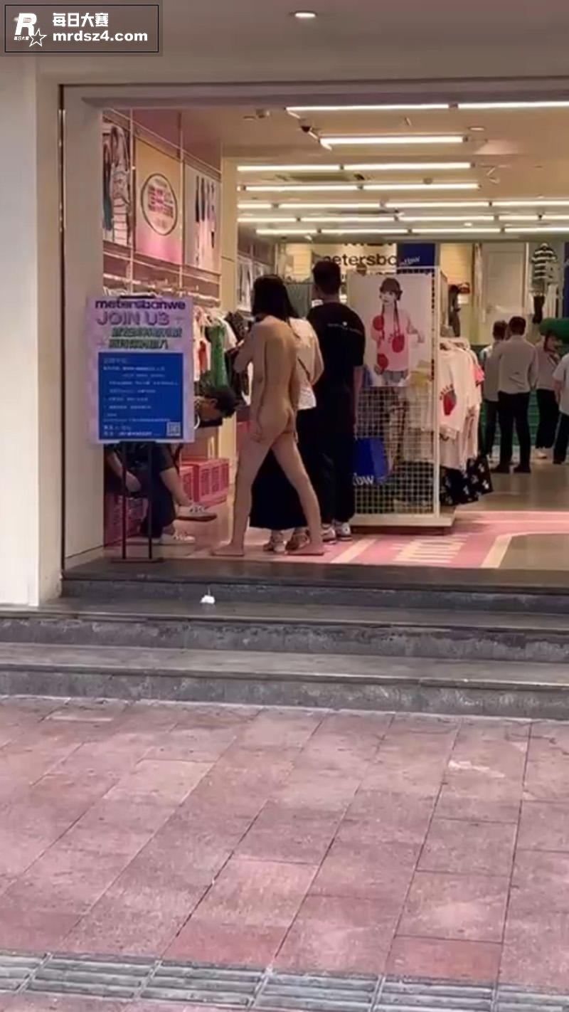 少女当街和男友吵架 相关图片6