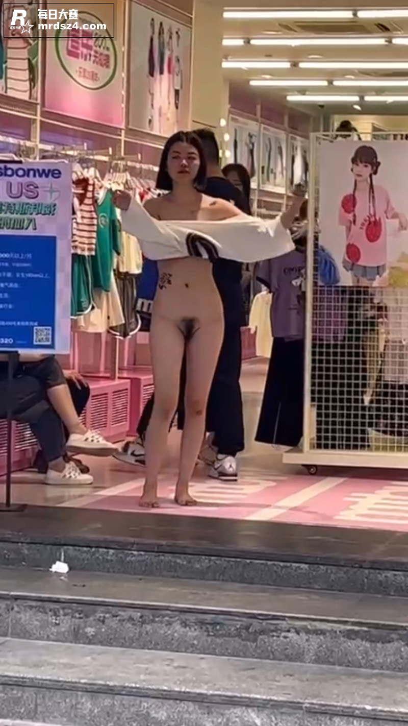 少女当街和男友吵架 相关图片7