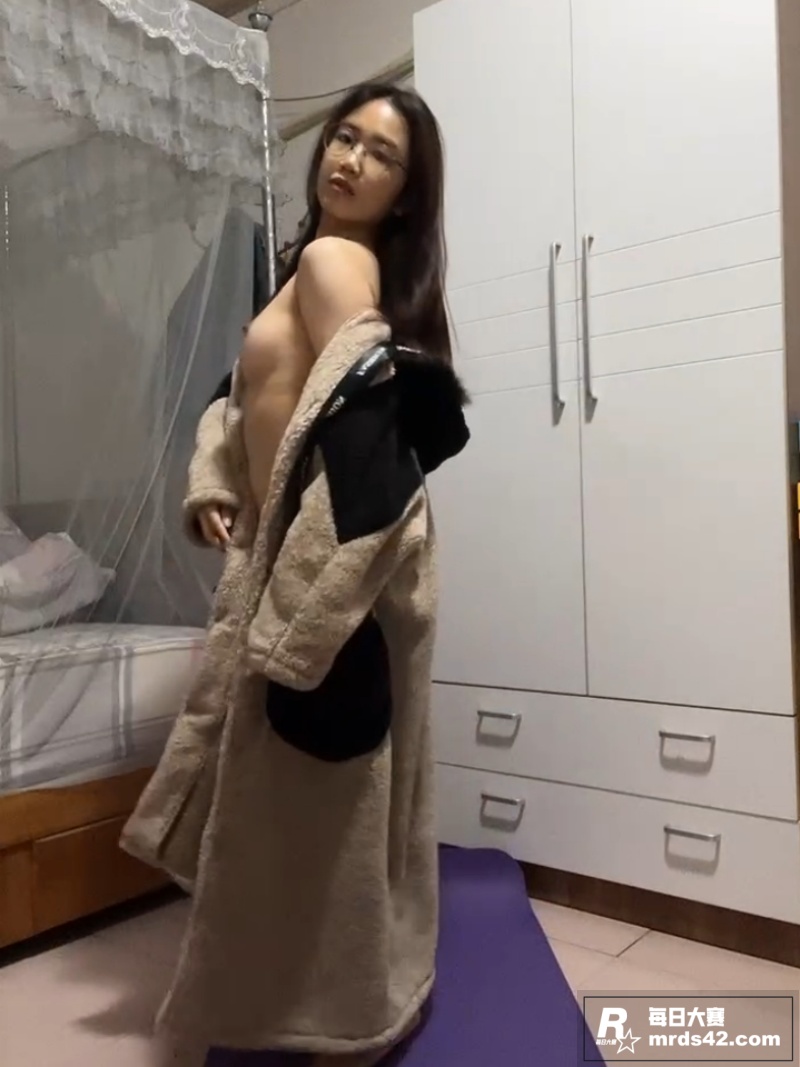 台湾大学生眼镜妹 l相关图片3