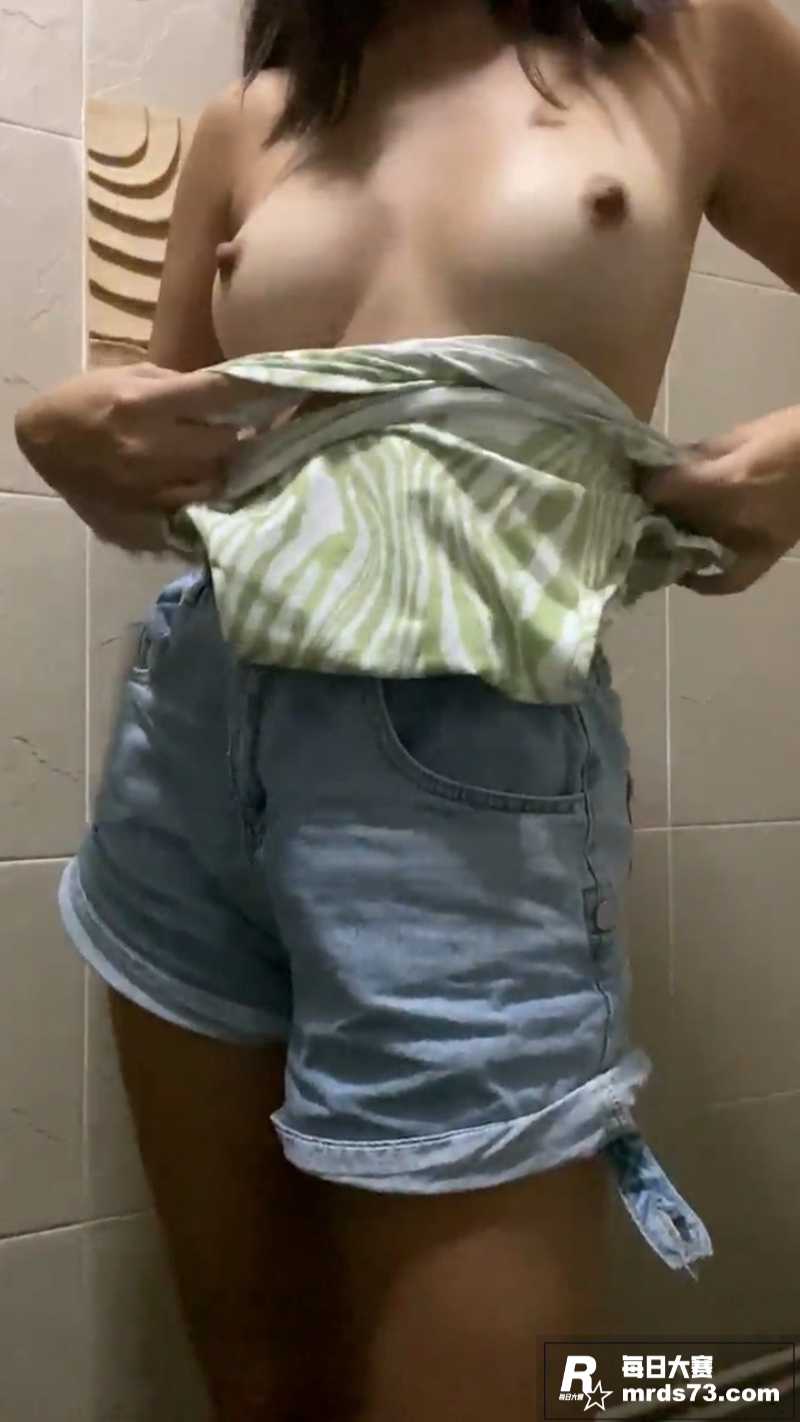 极品高颜值大奶美女 相关图片5