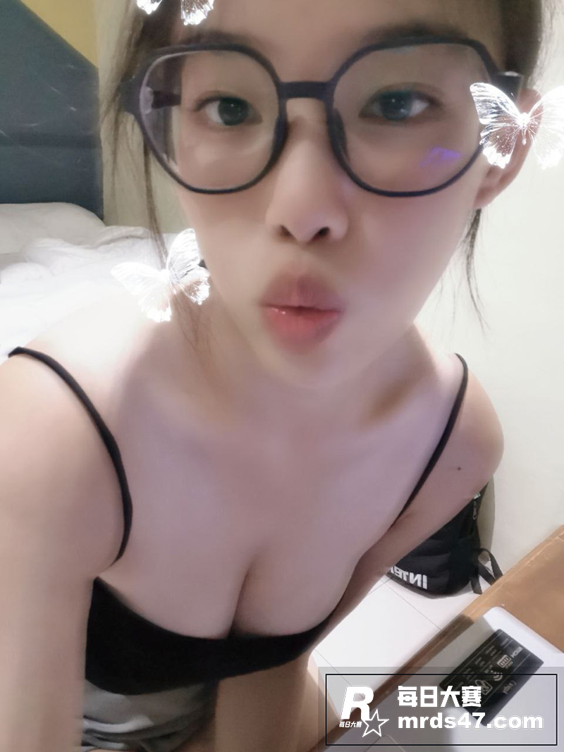 超可爱极品大奶眼镜妹相关图片1