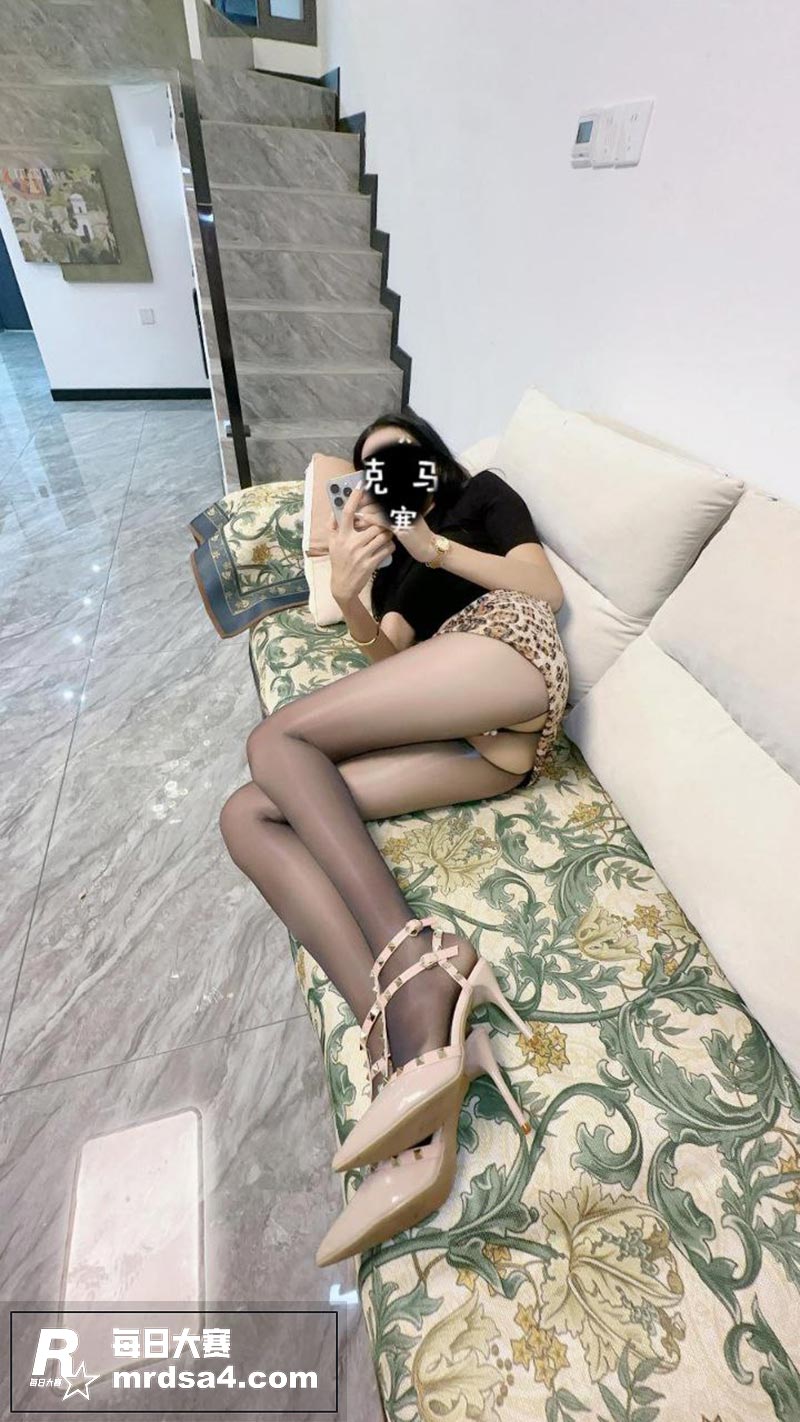 海角社区 长腿女儿丽相关图片1