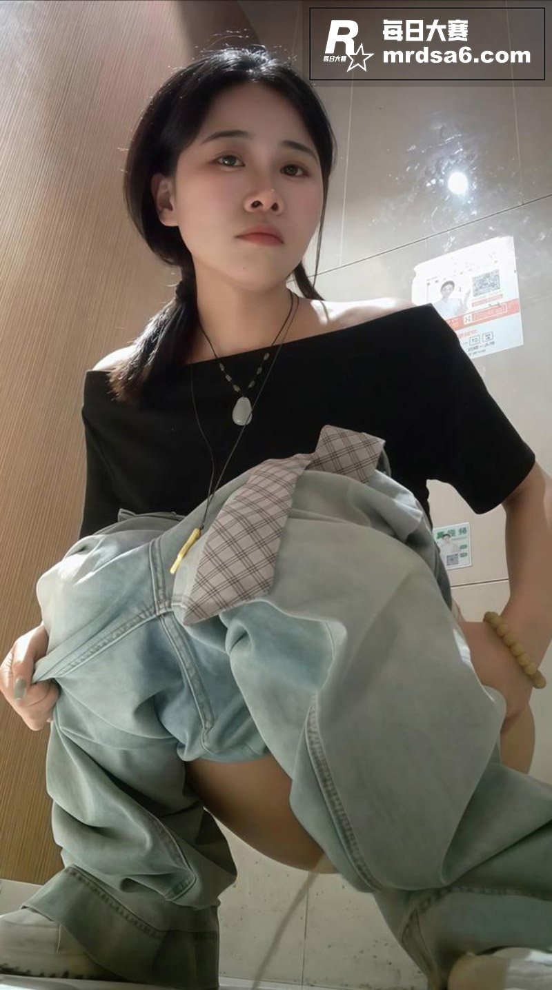 精选厕所偷拍 牛仔裤相关图片6