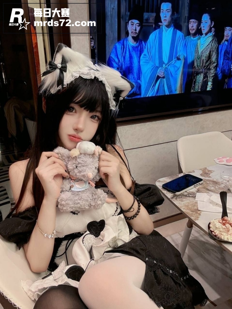 推特在校艺术生巨乳小相关图片2