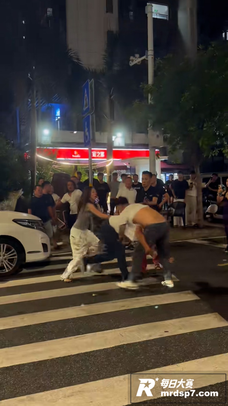 街头拳击现场 几位醉相关图片1