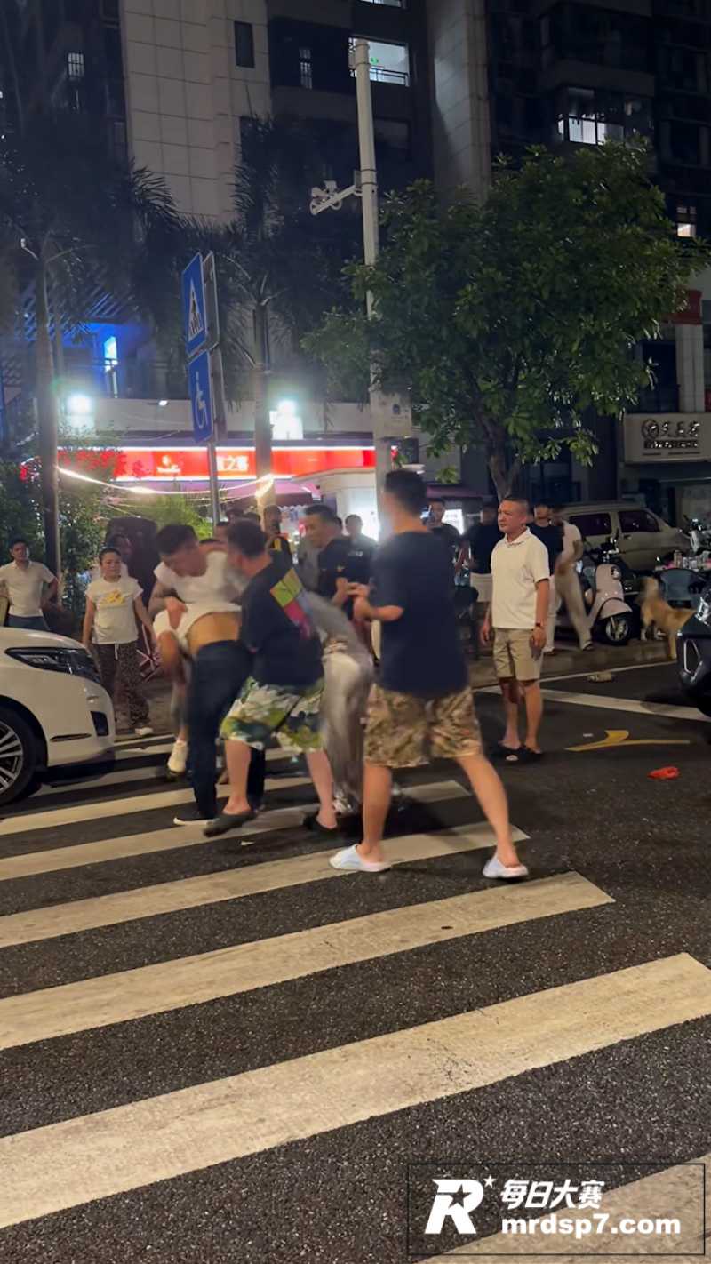 街头拳击现场 几位醉相关图片2