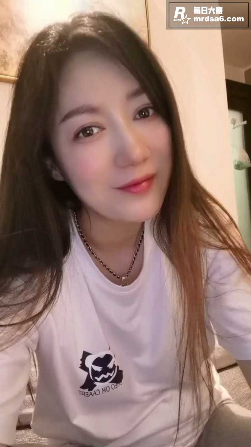 高颜值极品大奶少妇 相关图片4