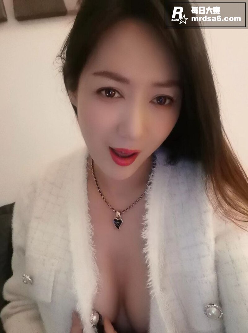 高颜值极品大奶少妇 相关图片8