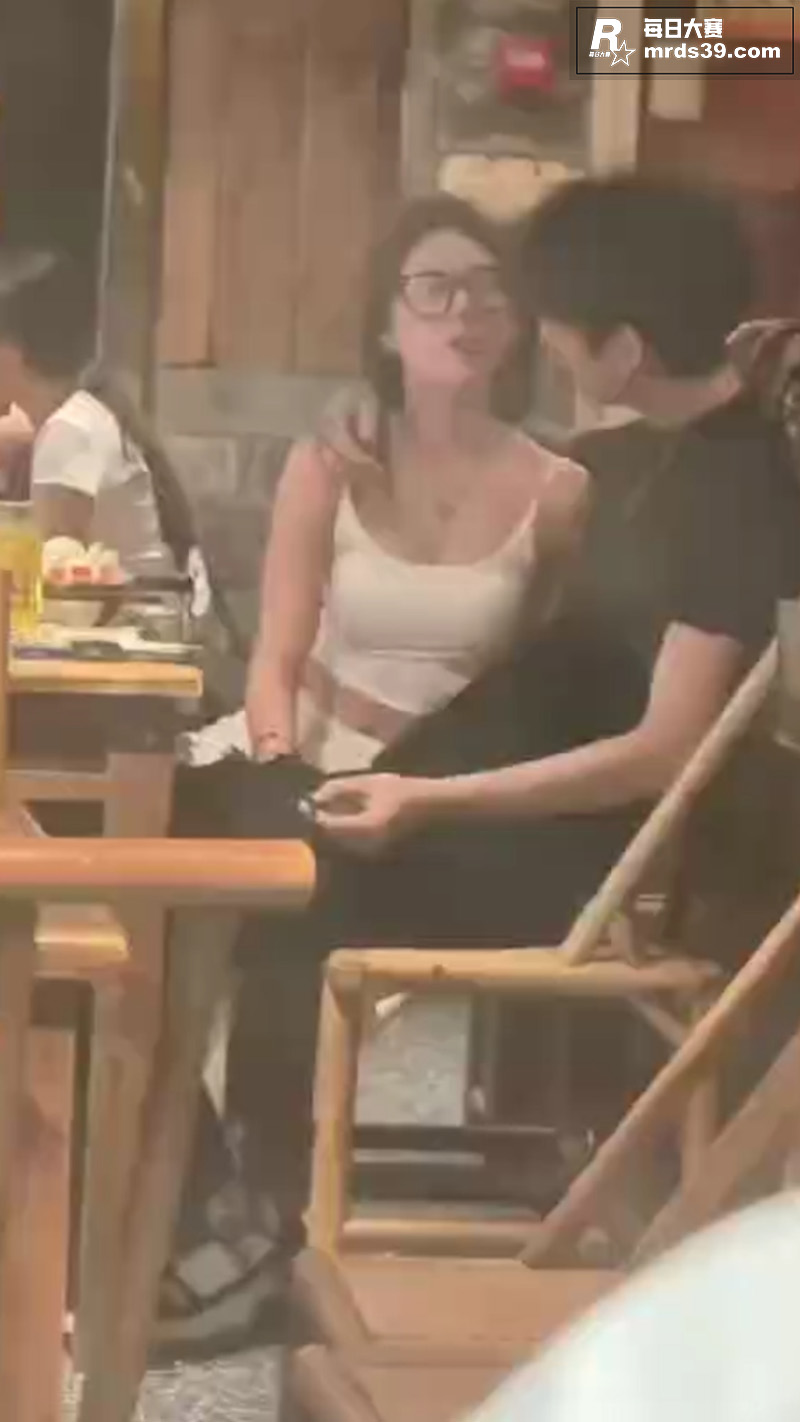 网友饭店拍摄 小情侣相关图片1
